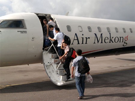 Mỗi ngày mua 1,3 tỉ đồng tiền xăng nhưng Air Mekong gần đây đã không thể trả tiền đúng hạn, buộc Công ty Xăng dầu hàng không phải có văn bản đốc thúc trả nợ.